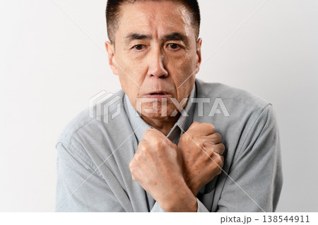 私服のシニア男性の立ち姿 ライフスタイルイメージ 私服のシニア男性の立ち姿 ライフスタイルイメージ 138544911