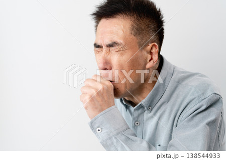 私服のシニア男性の立ち姿　ライフスタイルイメージ 138544933