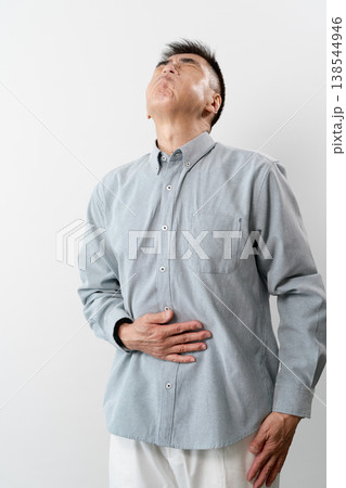 私服のシニア男性の立ち姿 ライフスタイルイメージ 私服のシニア男性の立ち姿 ライフスタイルイメージ 138544946