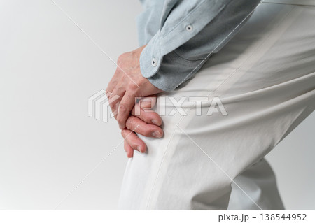私服のシニア男性の立ち姿　ライフスタイルイメージ 138544952