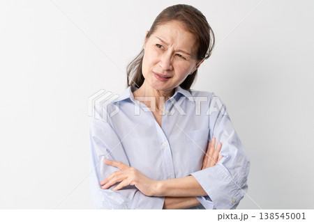 私服のシニア女性の立ち姿　ライフスタイルイメージ 138545001