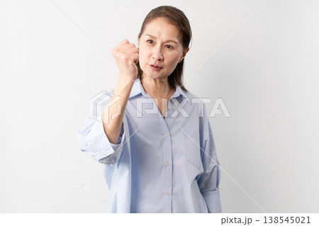 私服のシニア女性の立ち姿　ライフスタイルイメージ 138545021