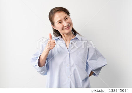 私服のシニア女性の立ち姿　ライフスタイルイメージ 138545054