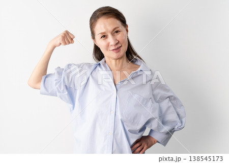 私服のシニア女性の立ち姿　ライフスタイルイメージ 138545173