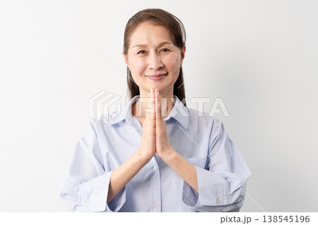 私服のシニア女性の立ち姿　ライフスタイルイメージ 138545196