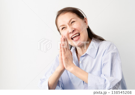 私服のシニア女性の立ち姿　ライフスタイルイメージ 138545208