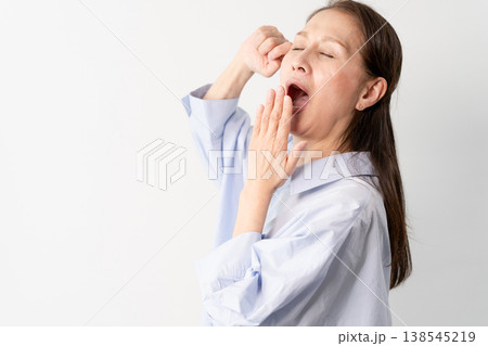 私服のシニア女性の立ち姿　ライフスタイルイメージ 138545219