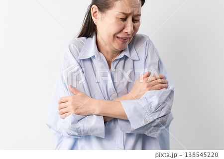 私服のシニア女性の立ち姿　ライフスタイルイメージ 138545220