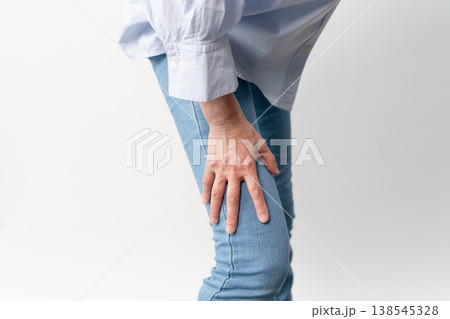 私服のシニア女性の立ち姿　ライフスタイルイメージ 138545328