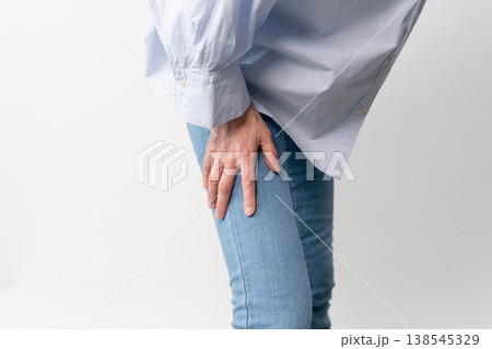 私服のシニア女性の立ち姿　ライフスタイルイメージ 138545329