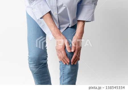 私服のシニア女性の立ち姿　ライフスタイルイメージ 138545334