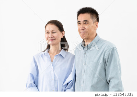 私服のシニア女性と男性の立ち姿 ライフスタイルイメージ 私服のシニア女性と男性の立ち姿 ライフスタイルイメージ 138545335