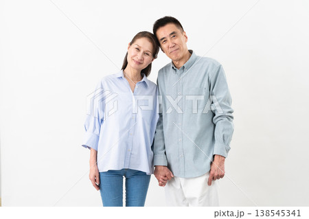 私服のシニア女性と男性の立ち姿　ライフスタイルイメージ 138545341