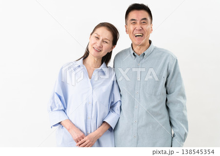 私服のシニア女性と男性の立ち姿 ライフスタイルイメージ 私服のシニア女性と男性の立ち姿 ライフスタイルイメージ 138545354