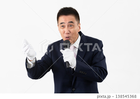 マイクを持ちながら選挙演説をするシニア男性 138545368