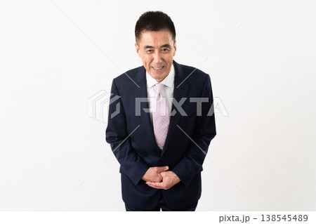 スーツ姿のシニア男性　ビジネスイメージ 138545489