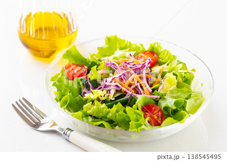 テーブル上の野菜サラダとオリーブオイル 138545495