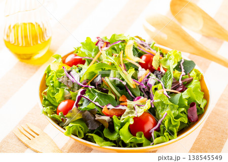 テーブル上の野菜サラダとオリーブオイル テーブル上の野菜サラダとオリーブオイル 138545549