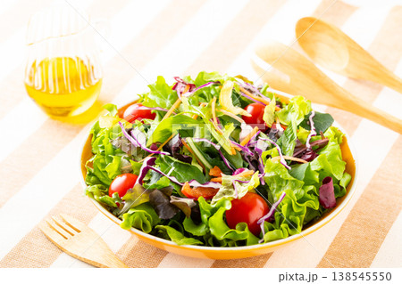 テーブル上の野菜サラダとオリーブオイル テーブル上の野菜サラダとオリーブオイル 138545550
