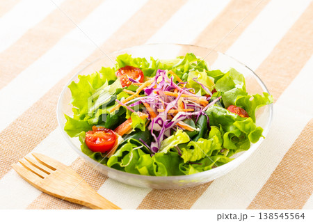 テーブル上の野菜サラダ 138545564