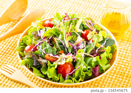 テーブル上の野菜サラダとオリーブオイル 138545675