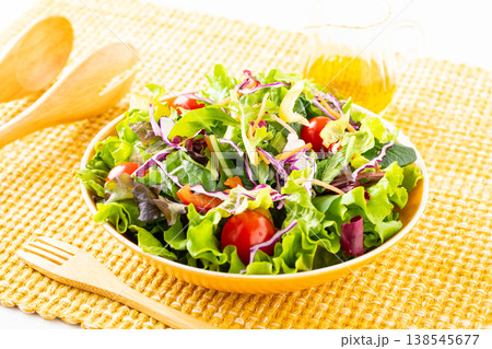 テーブル上の野菜サラダとオリーブオイル 138545677