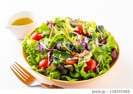 テーブル上の野菜サラダとオリーブオイル 138545988