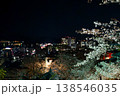 夜桜が咲く紀三井寺から望む景色 138546035