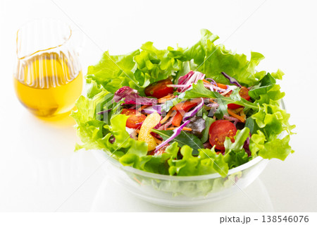 テーブル上の野菜サラダとオリーブオイル 138546076