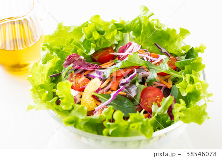 テーブル上の野菜サラダとオリーブオイル 138546078