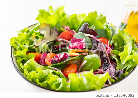 テーブル上の野菜サラダとオリーブオイル 138546082