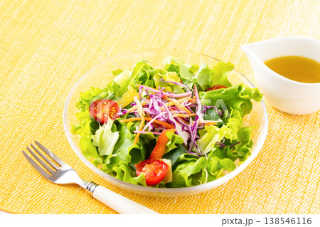 テーブル上の野菜サラダとオリーブオイル 138546116