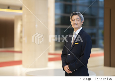 カメラ目線で微笑むシニアのビジネスマン  ポートレート 138546150