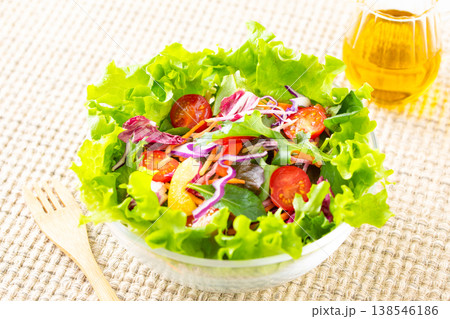 テーブル上の野菜サラダとオリーブオイル 138546186