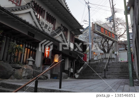 宝山寺前の聖天通り 観光生駒のレトロな看板と旅館（奈良県生駒市） 138546851