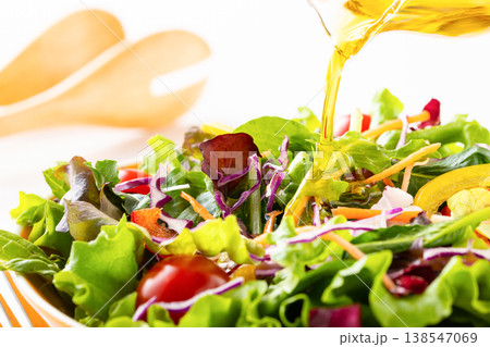 野菜サラダにオリーブオイルを掛ける 138547069