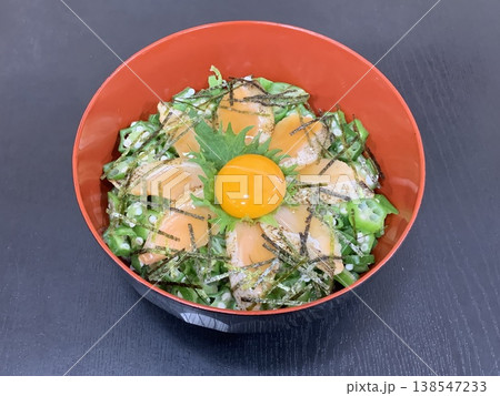 サーモン オクラ 丼 サーモン オクラ 丼 138547233