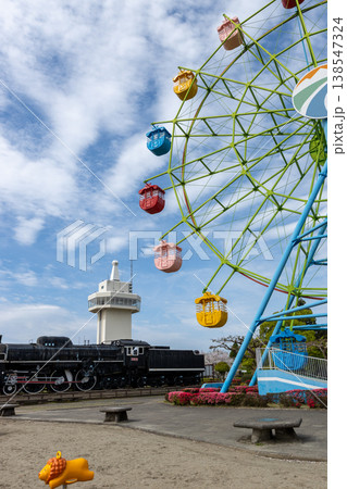 鹿児島県霧島市 城山公園の観覧車と展望塔　桜と遊具があるファミリー向け観光スポット 138547324