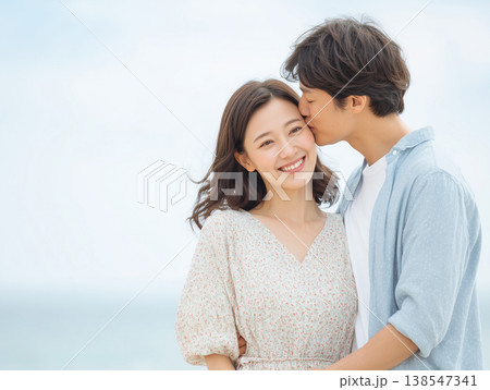 海辺で過ごすカップルのロマンチックな瞬間 138547341