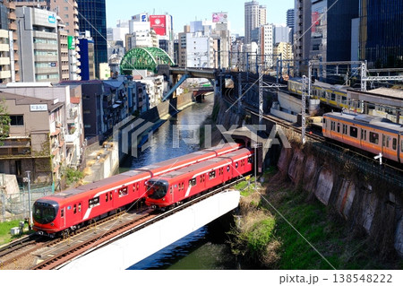 聖橋から望む東京メトロ JR列車の交差 138548222