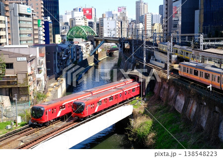 聖橋から望む東京メトロ JR列車の交差 聖橋から望む東京メトロ JR列車の交差 138548223