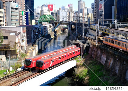 聖橋から望む東京メトロ JR列車の交差 138548224