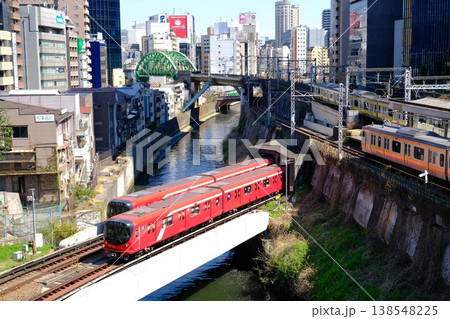聖橋から望む東京メトロ JR列車の交差 138548225
