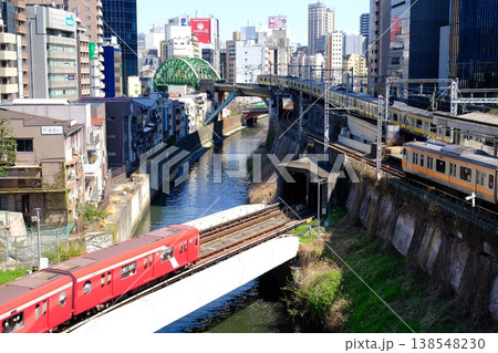聖橋から望む東京メトロ JR列車の交差 聖橋から望む東京メトロ JR列車の交差 138548230