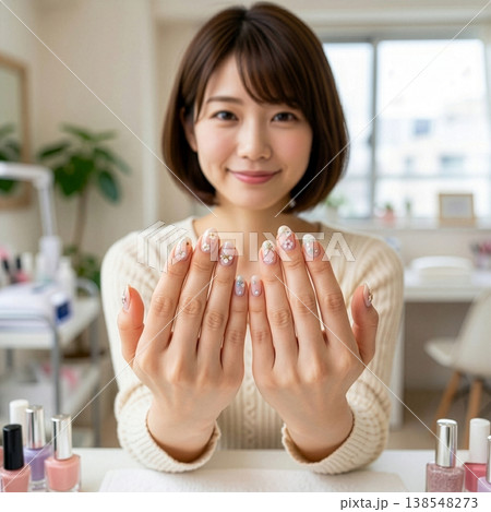 ネイルを見せる女性 ネイルを見せる女性 138548273