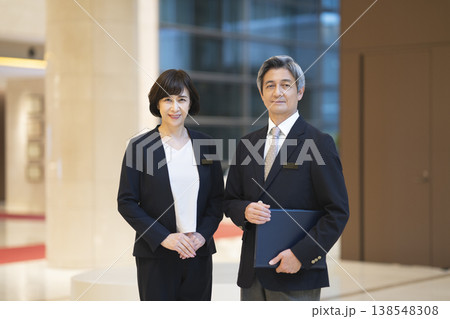 60代のビジネスパーソン　男女　フロントスタッフ　コンシェルジュ　イメージ　 138548308
