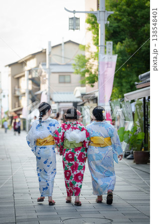 平等院表参道を一緒に歩く三人の浴衣姿の女性の後ろ姿。宇治市、京都府、日本。 平等院表参道を一緒に歩く三人の浴衣姿の女性の後ろ姿。宇治市、京都府、日本。 138548401