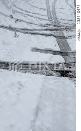 雪に覆われた道路 雪に覆われた道路 138548478