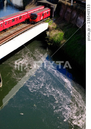 花筏の神田川と東京メトロ丸ノ内線 138548533