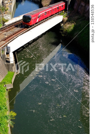 花筏の神田川と東京メトロ丸ノ内線 138548536